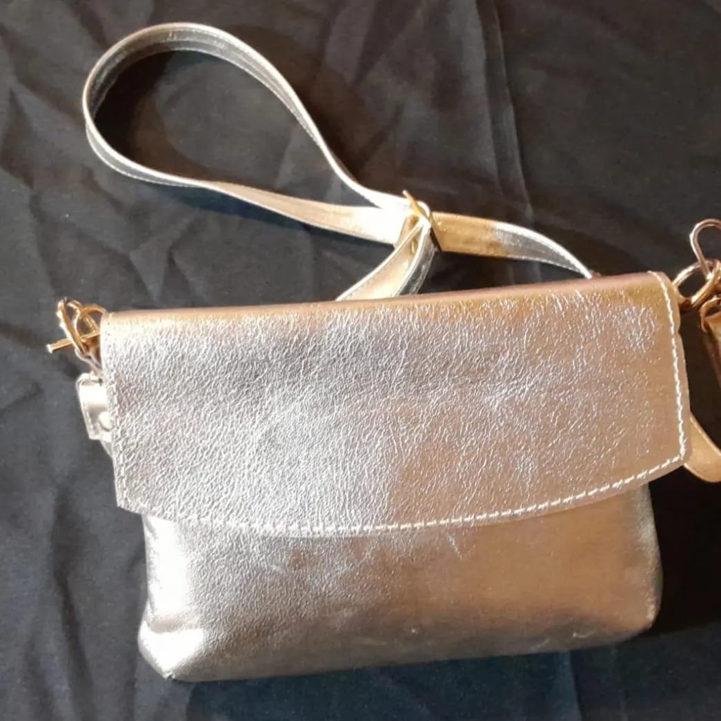 Cartera de cuero dorada de gala